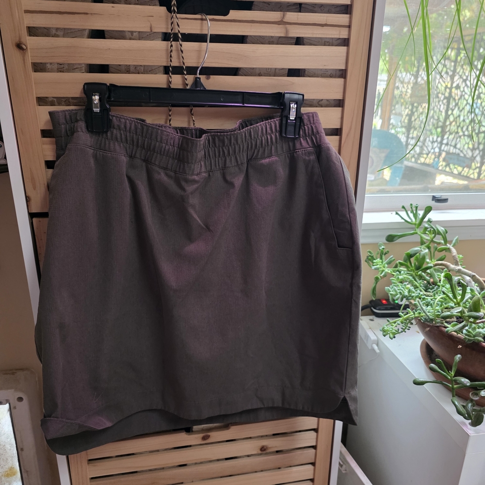 Duluth Trading Company Olive Skort. Side Pockets And Back Pockets
